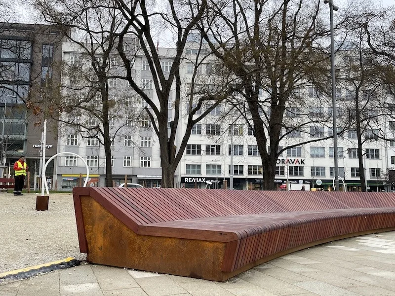 Lidé v Brně marně loví mobily z designových laviček. Pomáhá klacík nebo demontáž