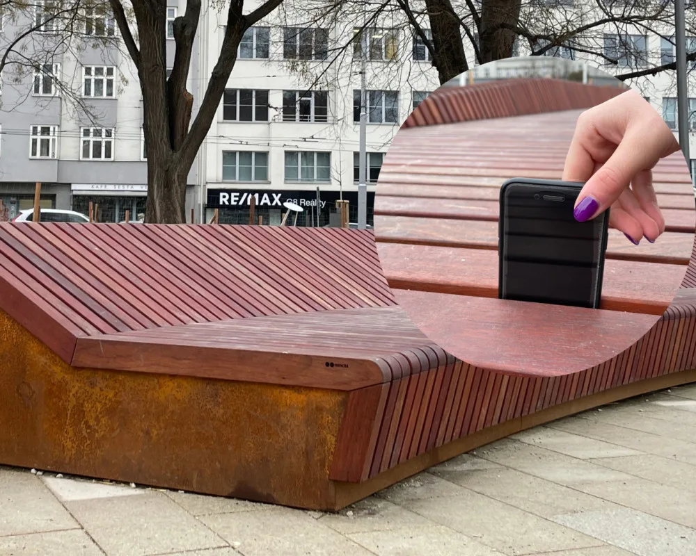 Lidé v Brně marně loví mobily z designových laviček. Pomáhá klacík nebo demontáž