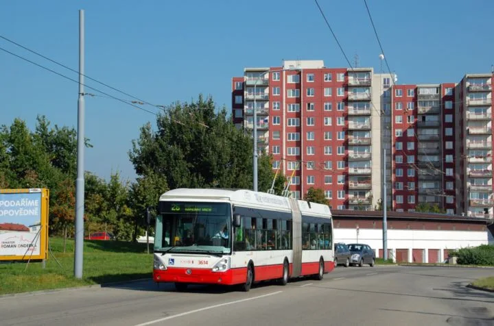 Brněnskou MHD jezdil sám čtyřletý chlapec, který neznal své jméno. Utekl tetě