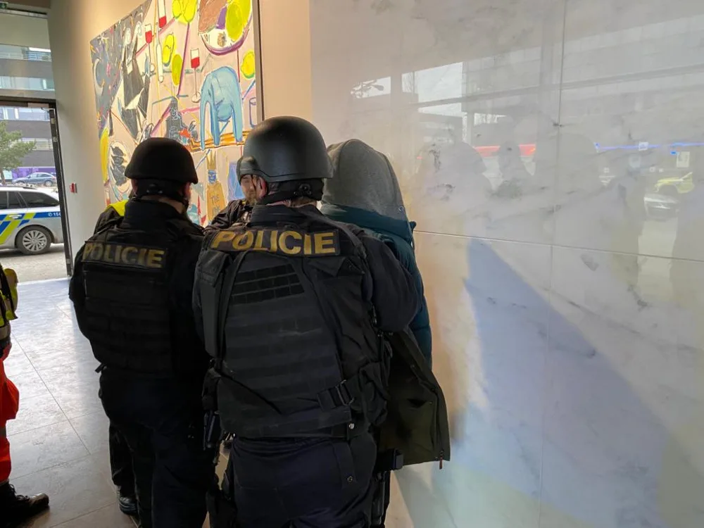 V brněnském kancelářském centru hrozil muž se zbraní. Chytili ho policisté