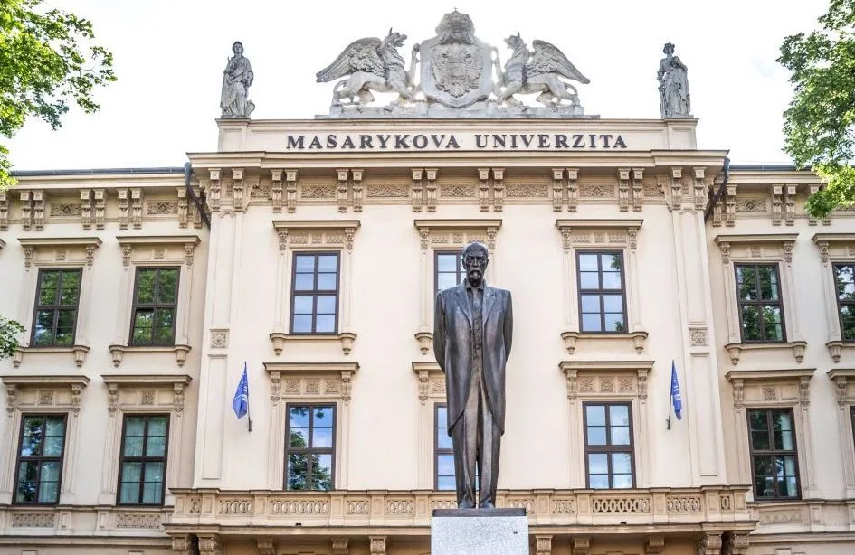 Na pajdáku v Brně padají po sexuální aféře hlavy. Studenti se ale nařčených učitelů zastávají