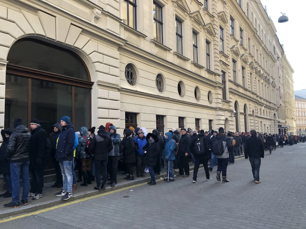 Tisíce lidé mrzne v Brně ve frontě na pamětní tisícovku