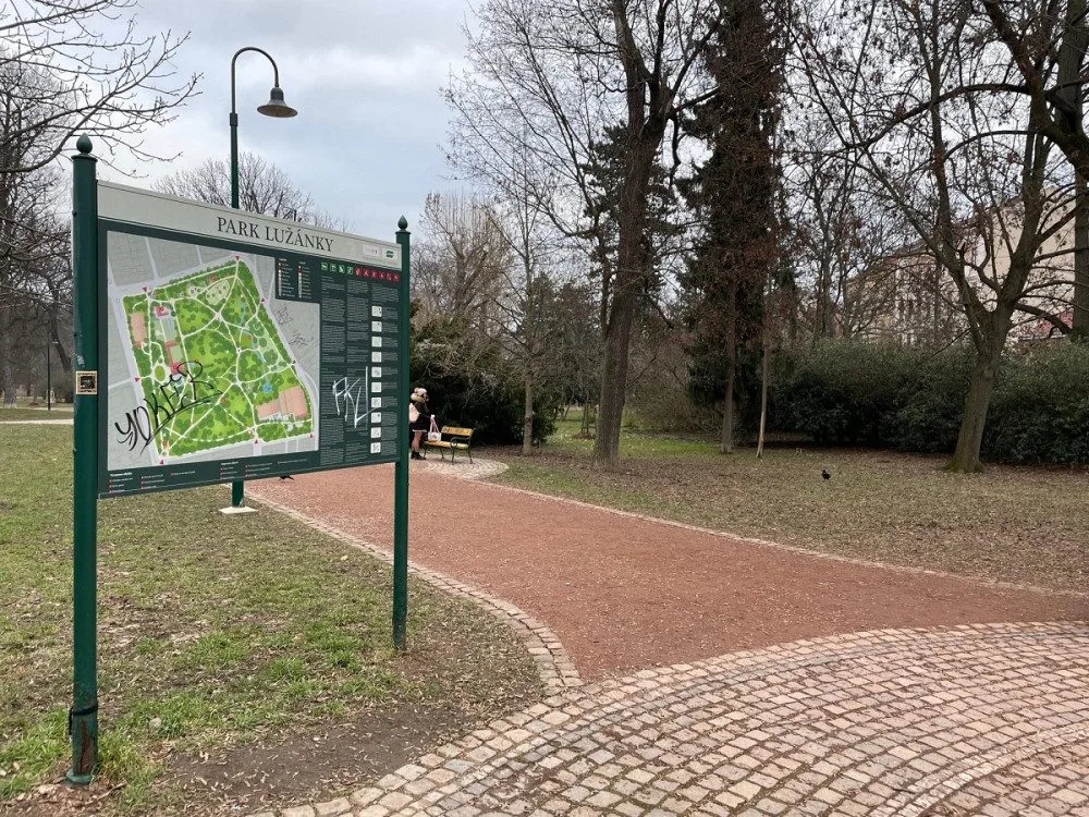 Brněnský park dostal historické mlatové cesty. Lidem na nich vadí bláto