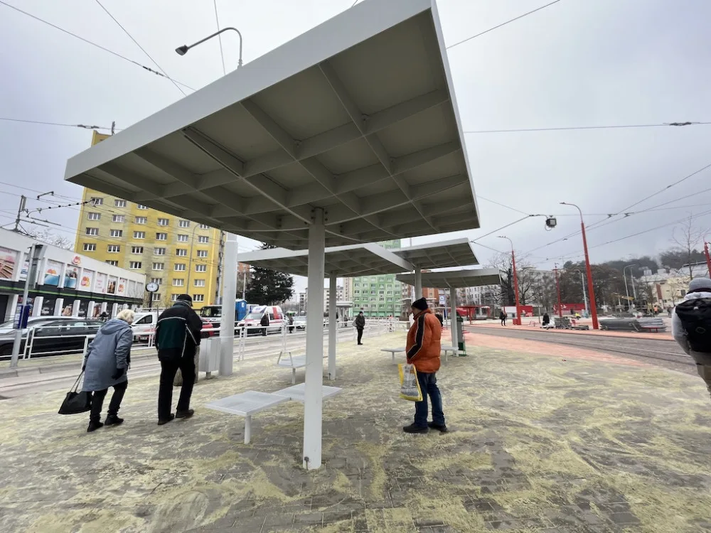 Brno schytává kritiku za opravené náměstí. Lidé moknou na zastávce a blokuje je zábradlí