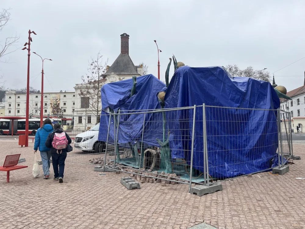 Brno schytává kritiku za opravené náměstí. Lidé moknou na zastávce a blokuje je zábradlí