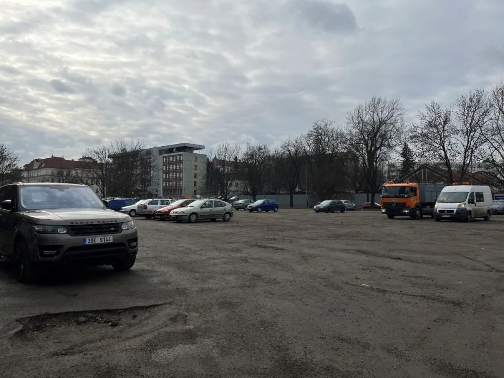 U Studentského náměstí ode dneška nezaparkujete. Začíná stavba nového parkovacího domu