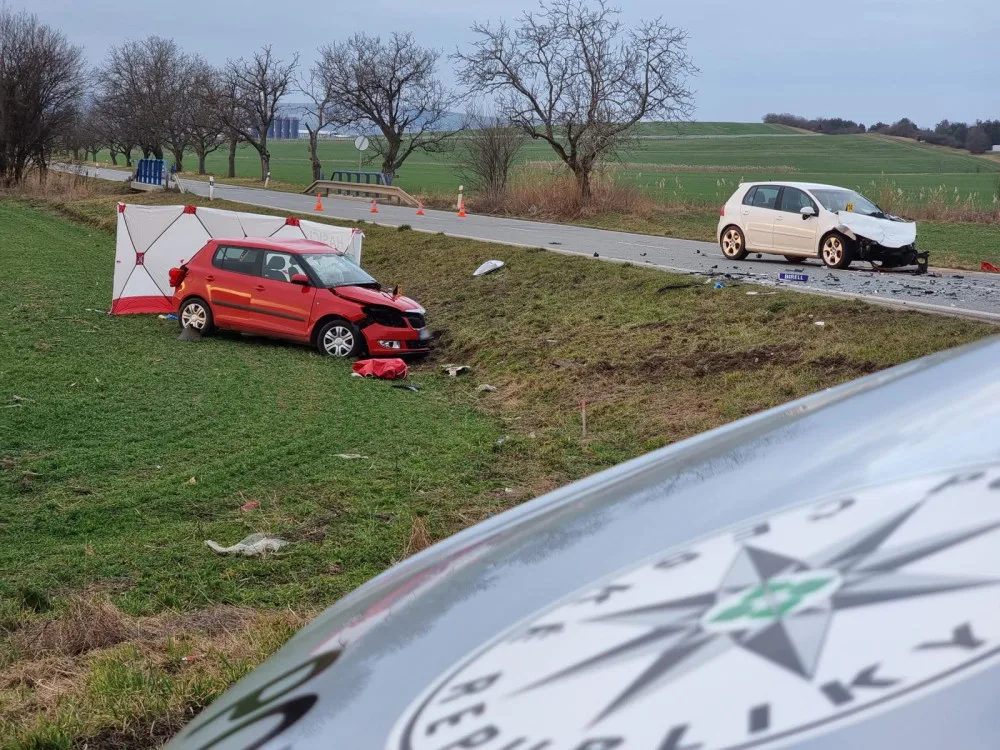 Tragická dopravní nehoda. Seniorka za volantem nepřežila střet s osobním autem