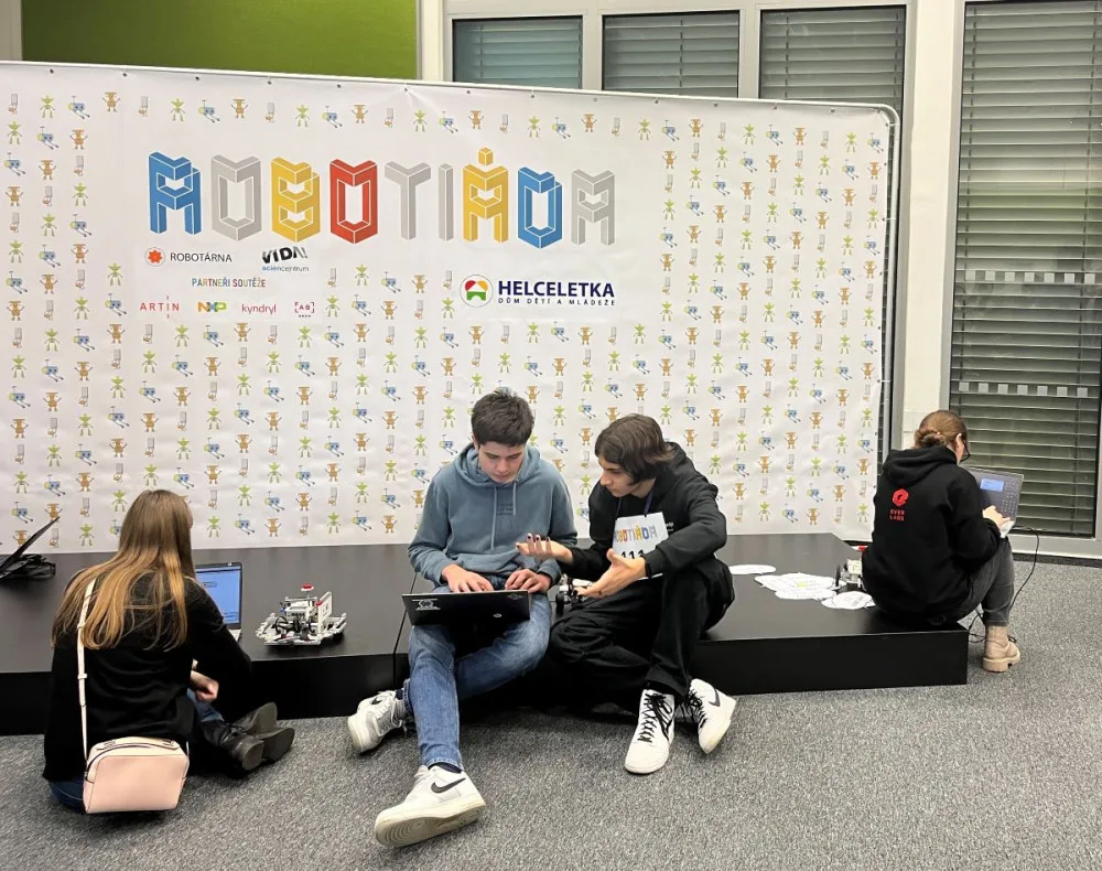 Vidu v Brně naplnili mladí programátoři. Se svými roboty soutěží například ve sprintu