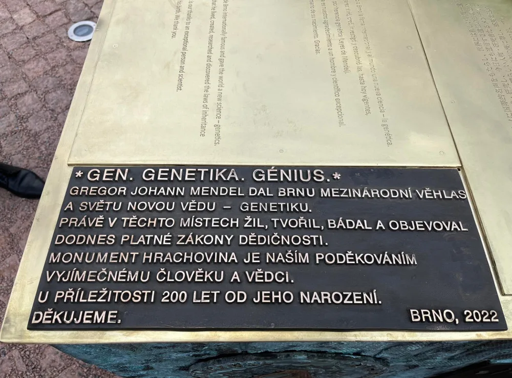 Brno řeší lingvistický faul na Mendela. Na pamětní desku nasázeli hrubku