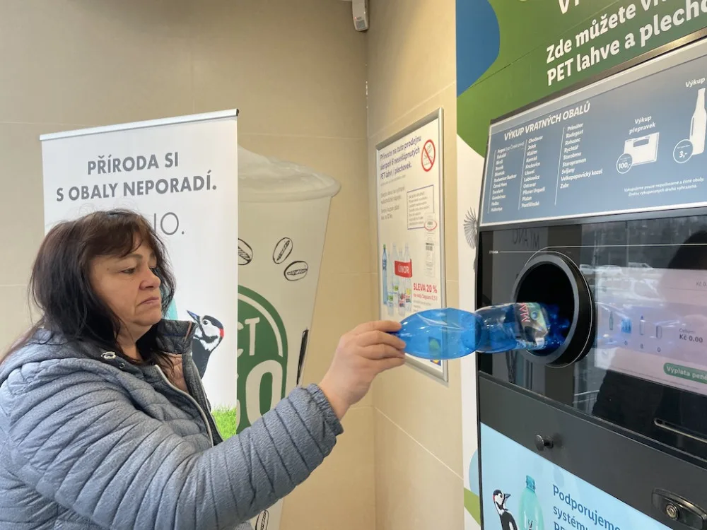 Lidé vozí do Brna pet flašky a plechovky, aby dostali slevový kupon