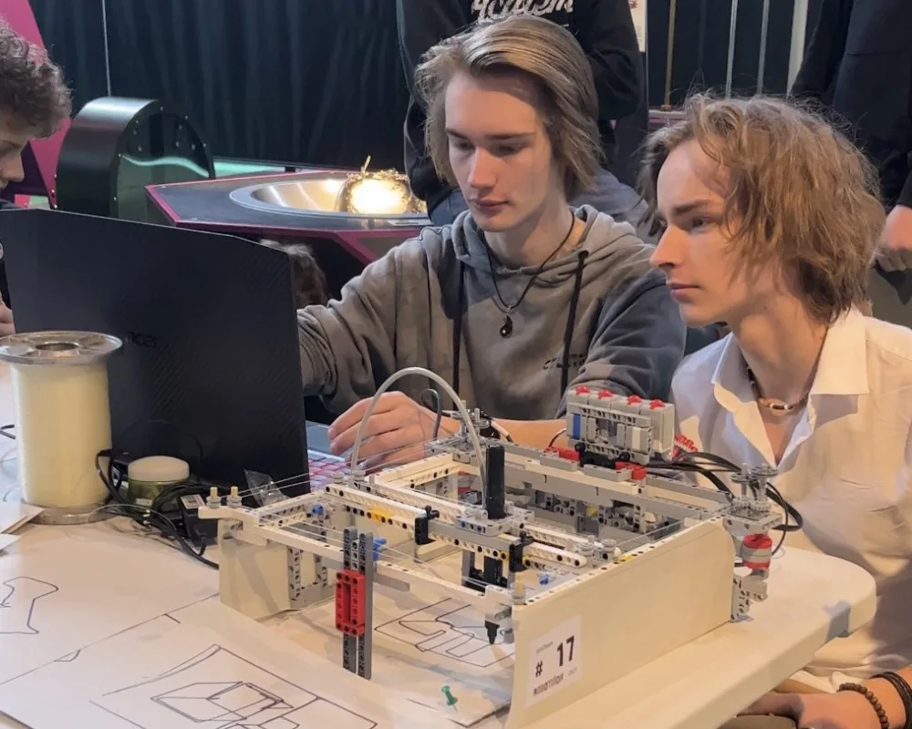 Vidu v Brně naplnili mladí programátoři. Se svými roboty soutěžili například ve sprintu