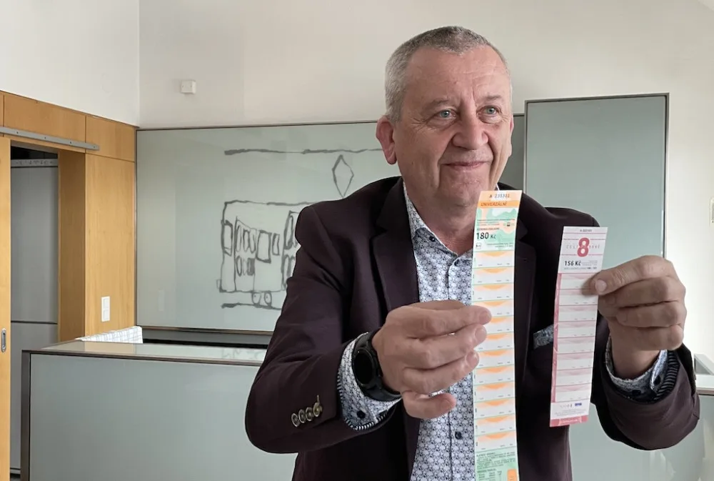 Vedoucí tarifivního odboru Vít Prýgl ukazuje novou a starou jízdenku