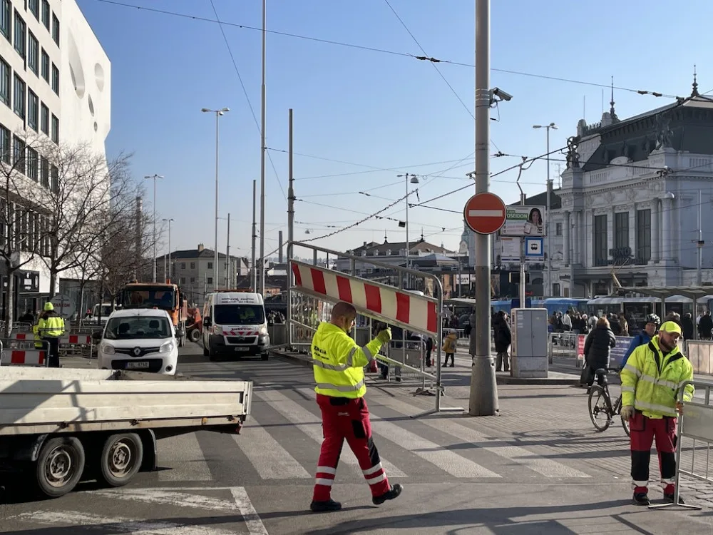 Na brněnském nádraží vypukly zmatky. Město rozkopalo chodníky a uzavřelo silnice