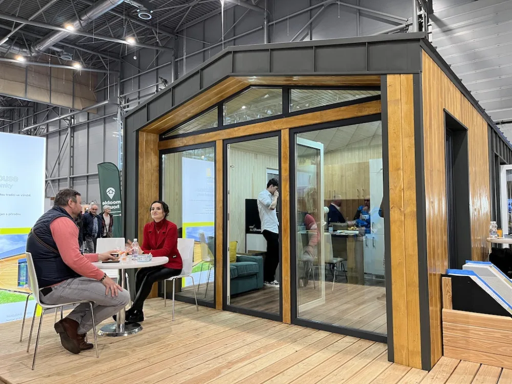 Malý domek se vším, co k životu potřebujete. Stavební veletrh představil fenomén Tiny Houses