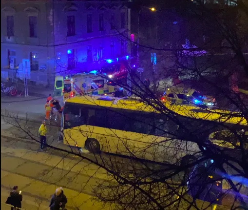V Brně najel do tramvajové zastávky autobus. Řidiče odvezla sanitka