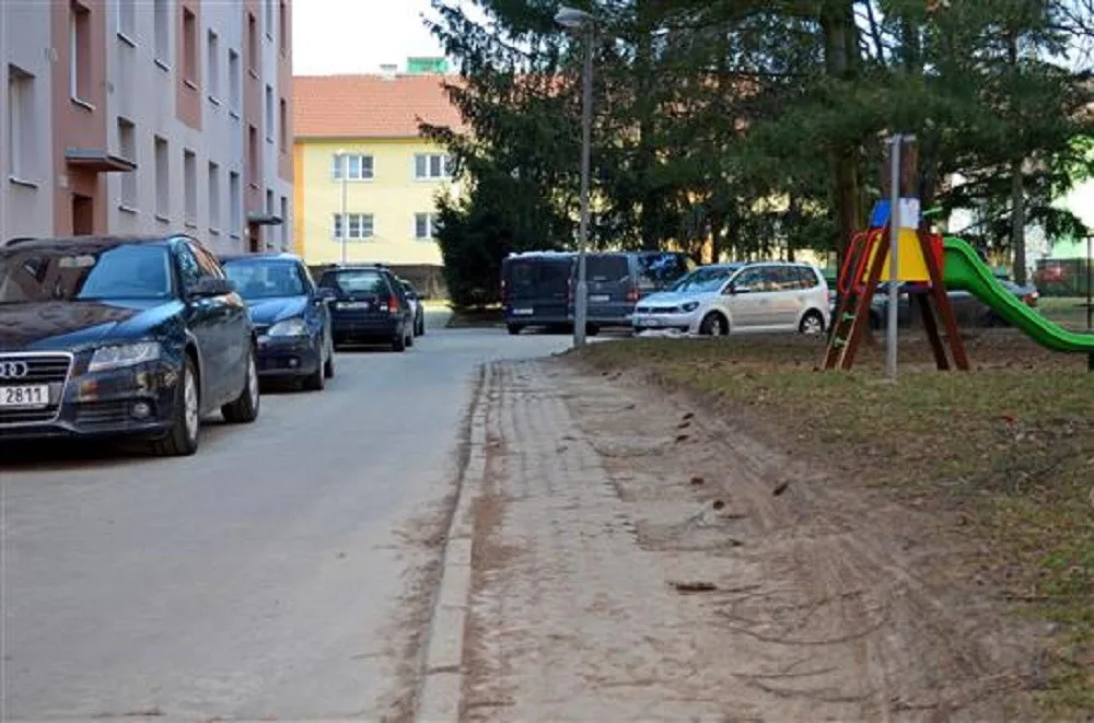 Vyškov plánuje nová parkovací místa kvůli nelegálnímu stání u sídliště