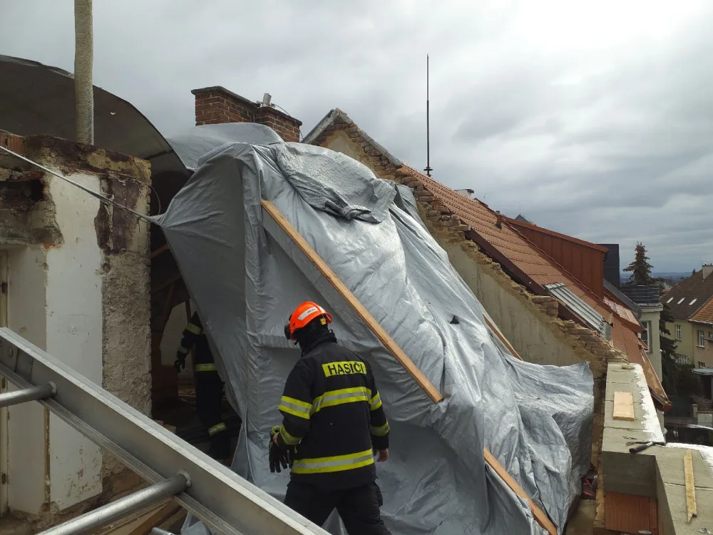 Popadané stromy i rozbité střechy. Hasiči uklízejí jižní Moravu po silném větru