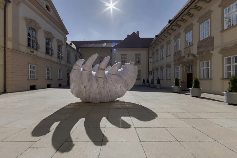 Po Brně putovala obří nafukovací želvuška. Neviditelný živočich vyděsil kolemjdoucí