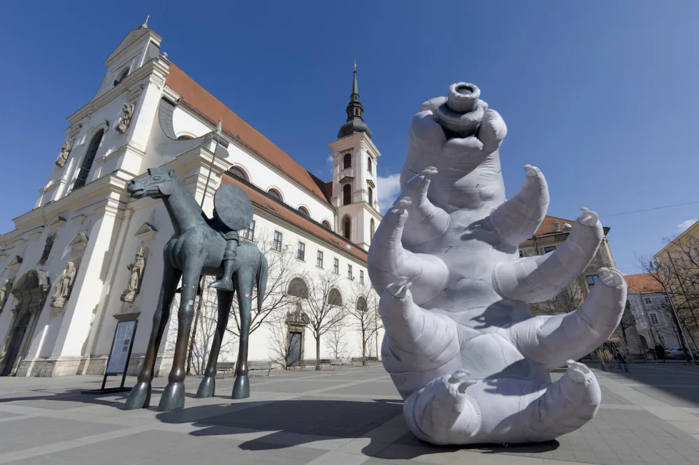 Po Brně putovala obří nafukovací želvuška. Neviditelný živočich vyděsil kolemjdoucí
