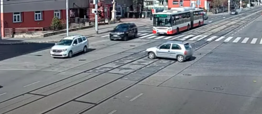 Dítě v kočárku, muže s mobilem i psa  v Brně ohrožovalo auto, které nikdo neřídil