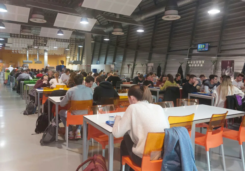 Studené hranolky a malé porce. Studenti si stěžují na jídlo v menzách