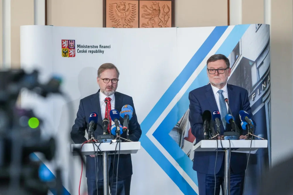 Ministr financí Zbyněk Stanjura a premiér Petr Fiala