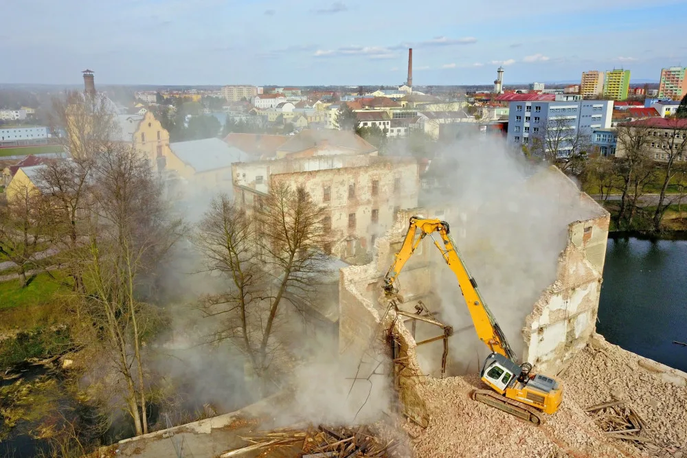 V Břeclavi zbourali mlýn, kde spali bezdomovci. Na jeho místě vzniknou lukrativní byty
