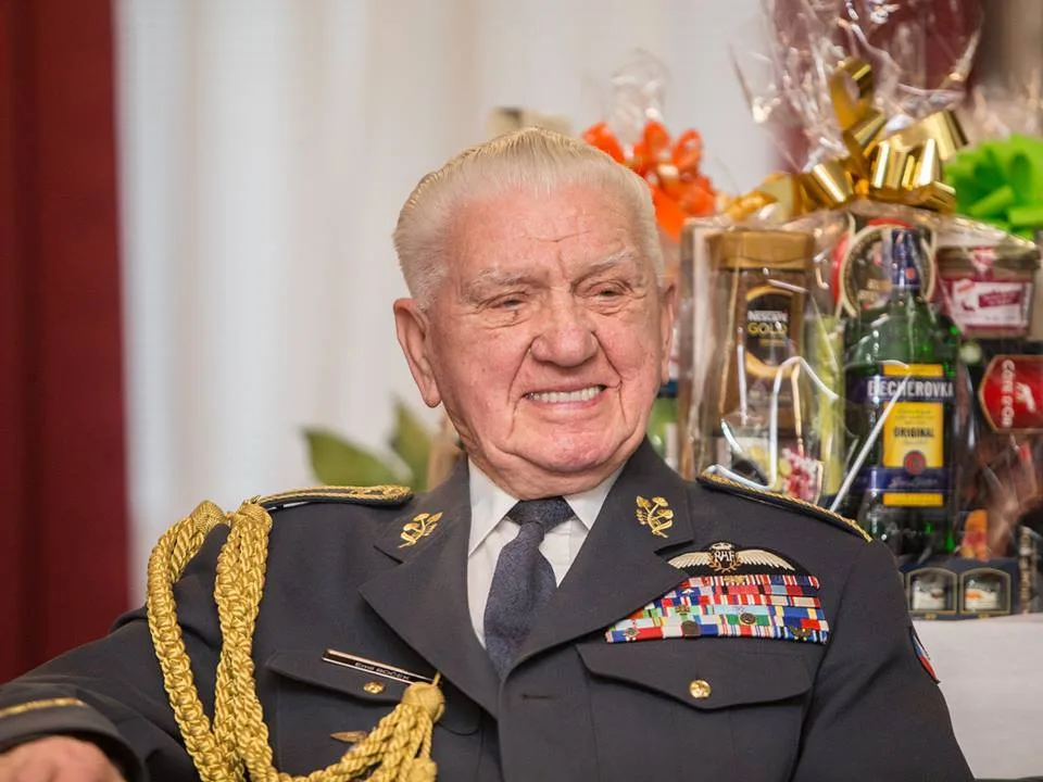 Zemřel generál Emil Boček, který nedávno oslavil sto let. Byl posledním žijícím pilotem RAF v Česku