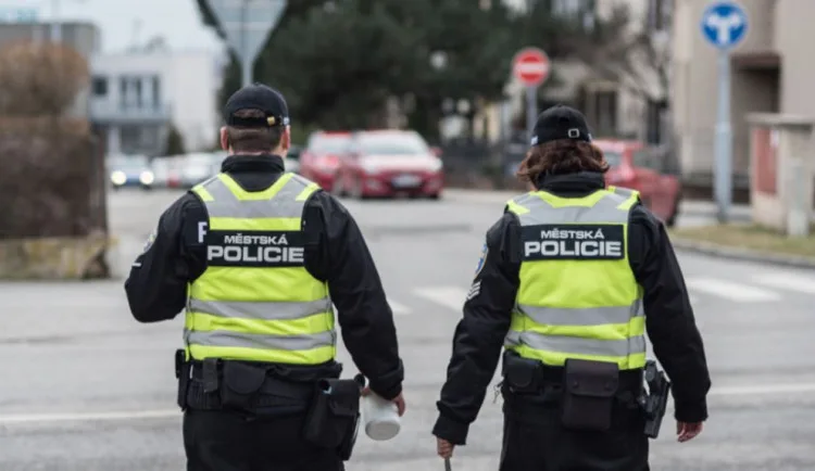 Strážníci z Brna se dobývali na záchody v jídelně. Byla tam žena s batohem