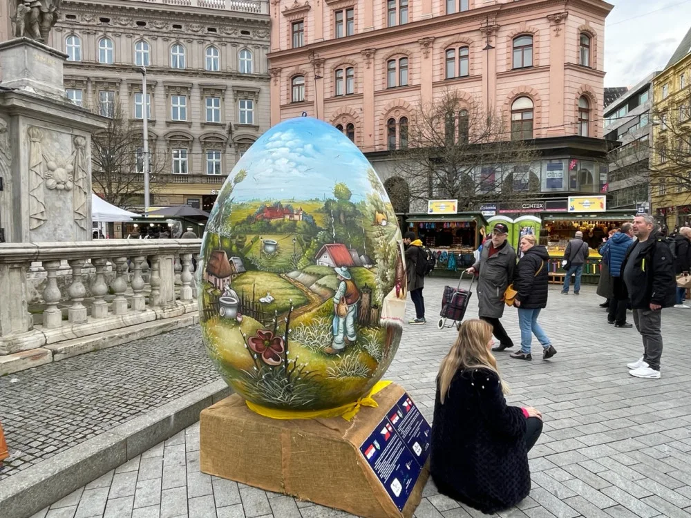 V Brně zaparkovalo na náměstí obří vajíčko. Městu ho namalovali Chorvaté