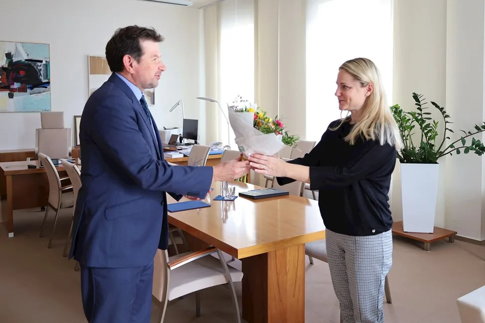 Nová univerzitní ochránkyně práv Eva Janovičová přijímá v průběhu svého jmenování kytici od rektora Martina Bareše