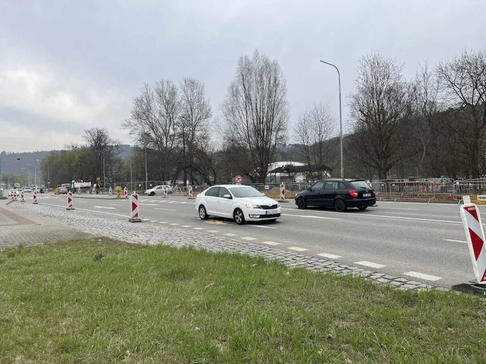 Silničáři obsadili silnici u brněnského výstaviště. Lidem zkomplikují dopravu i cestu na koupák