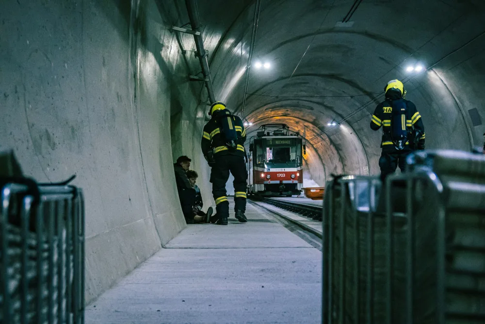 Do nového brněnského tunelu ve skále přišli hasiči. Připravovali se na bouračku šaliny