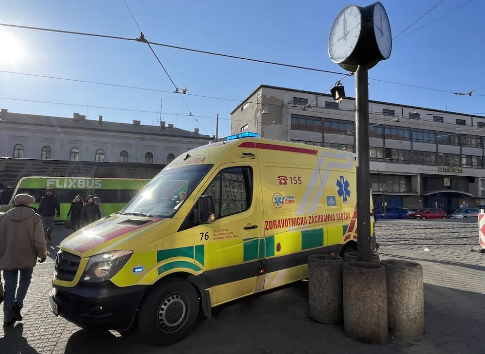 Na brněnském nádraží útočil muž s velkou boulí na hlavě. Mstil se za dobrý skutek