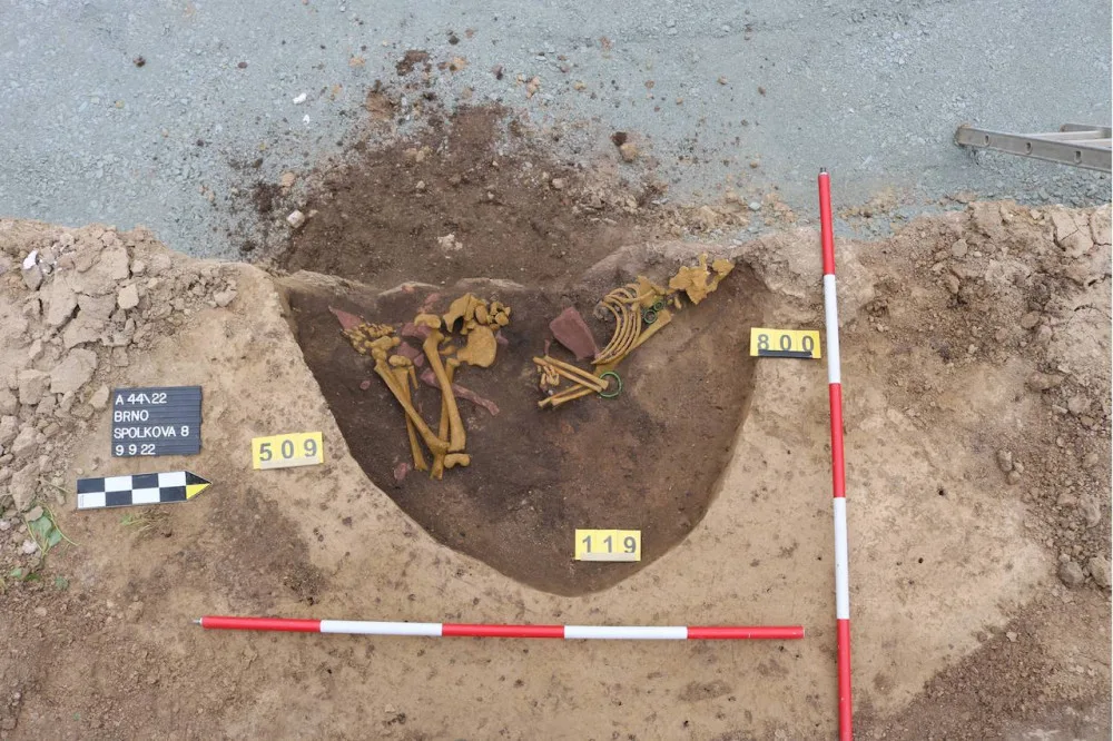 Archeologové v Brně našli hrob dorostence z doby bronzové