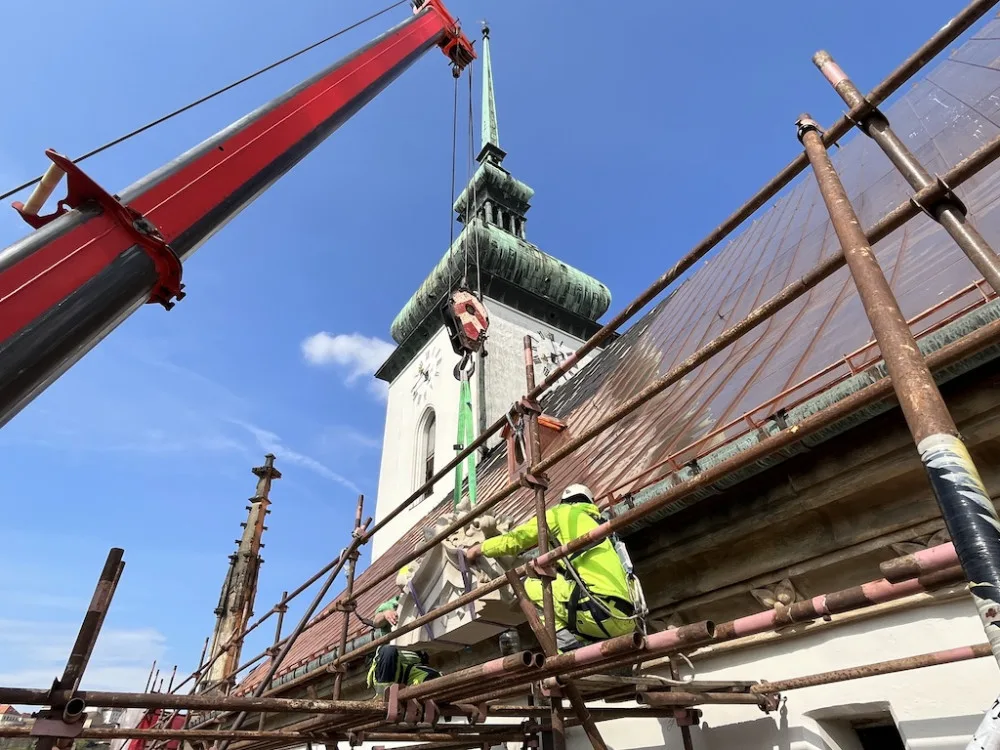 Jeřáb vrací kostelu v centru Brna kamenné ozdoby. Farnost shání více peněz