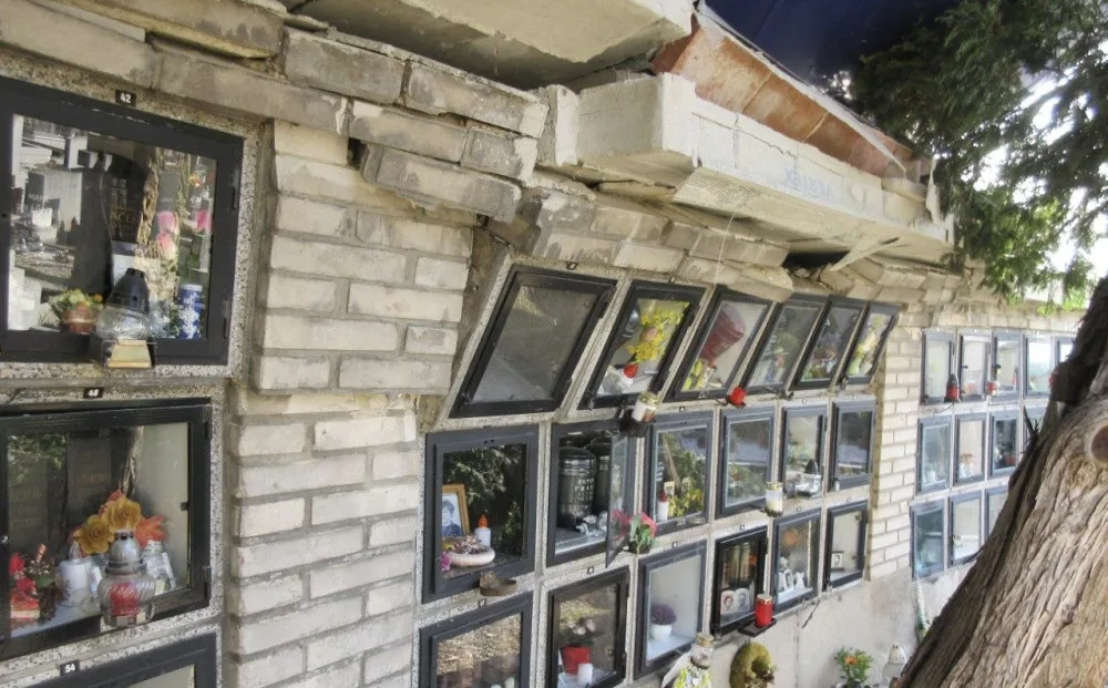 Na hřbitov ve Slavkově se po roce vrátí urny. Dělníci opraví kolumbárium, které zničil kamion