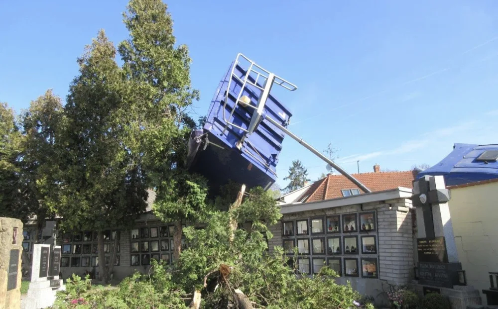 Na hřbitov ve Slavkově se po roce vrátí urny. Dělníci opraví kolumbárium, které zničil kamion