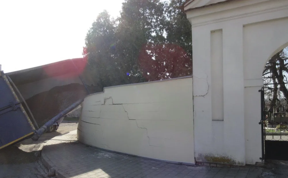 Na hřbitov ve Slavkově se po roce vrátí urny. Dělníci opraví kolumbárium, které zničil kamion