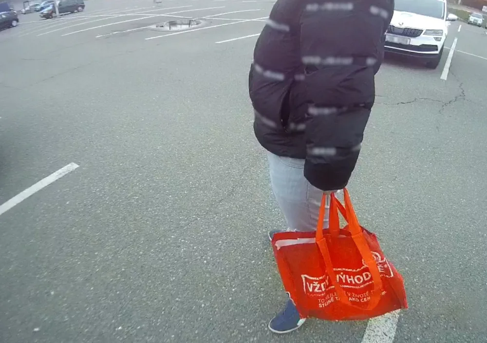 Ve Znojmě vyhnali z obchoďáku dotěrného voňavkáře. Lidem podsouval pochybné parfémy