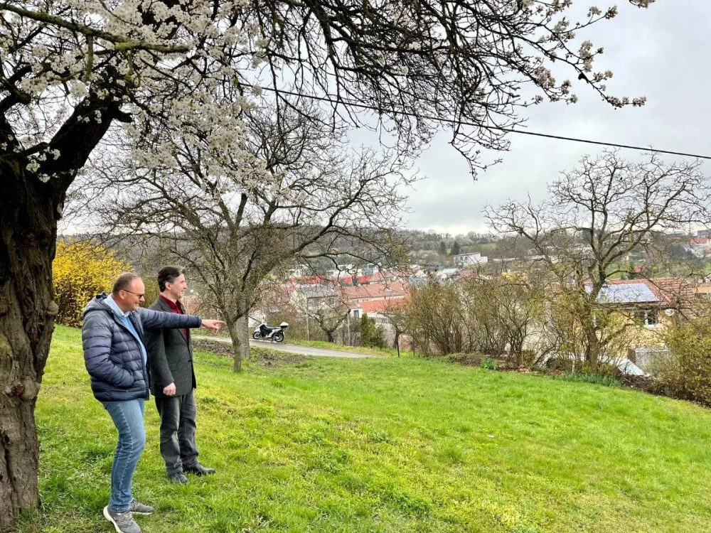 V Žebětíně postaví nové posezení a vyčistí zabahněný rybník