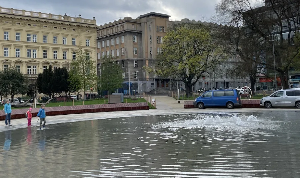 Lidé v Brně vyhlíží osvěžení. Na novém náměstí se smočí v brouzdališti bez psů