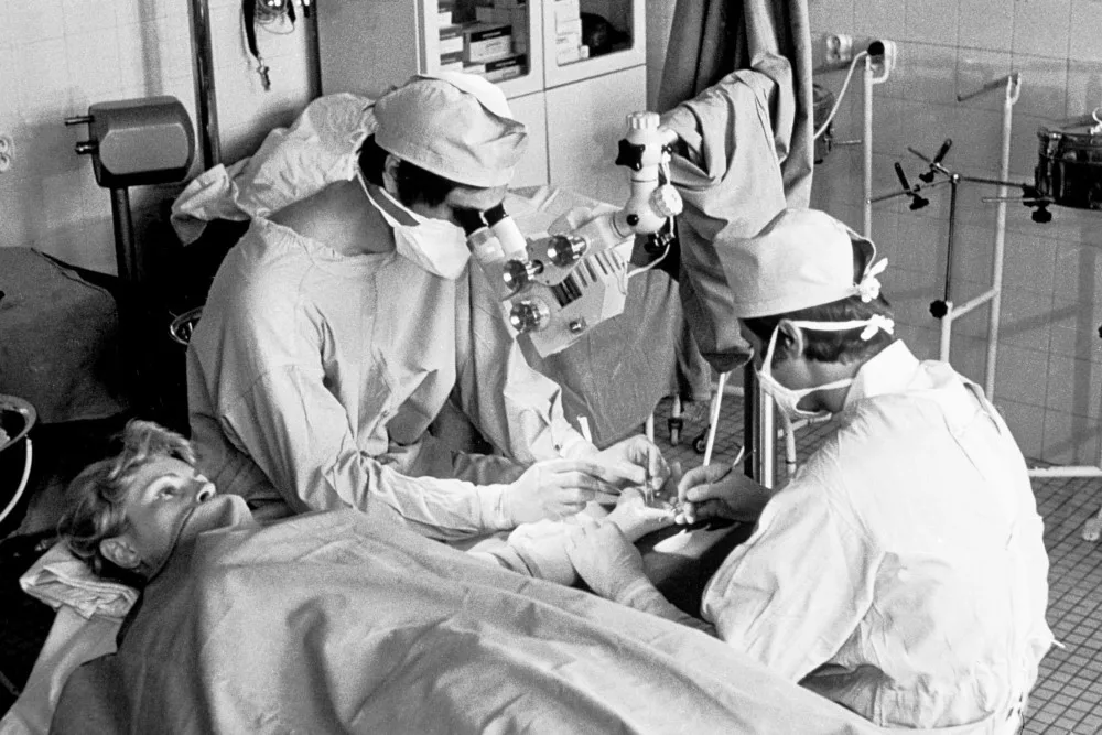 Od replantace prstu až k přešití penisu. Lékaři z Brna slaví výročí unikátní operace