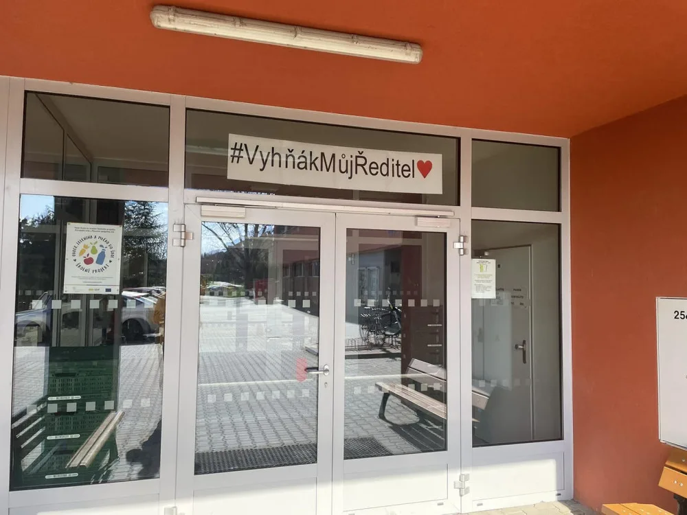Škola se za odvolaného ředitele postavila