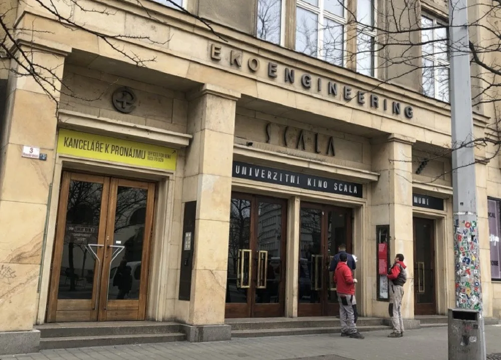 Kino Scala sídlí v budově na Moravském náměstí