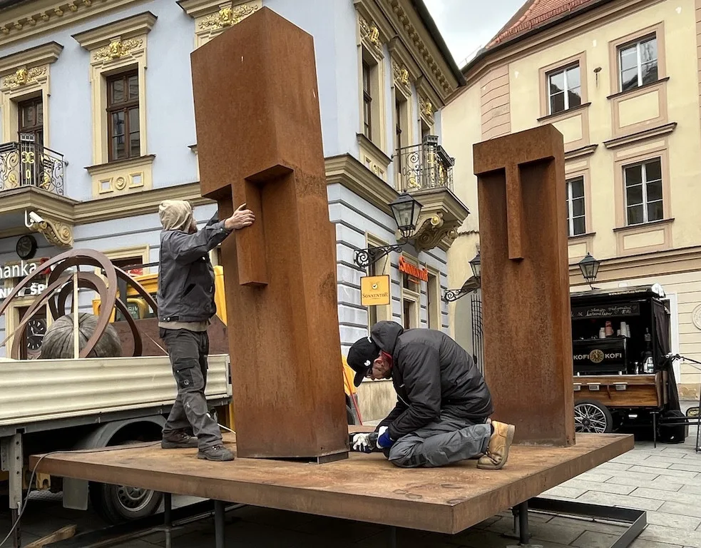 Centrum Brna má nové ochránce, ocelové sousoší Strážci zdobí Šilingrovo náměstí
