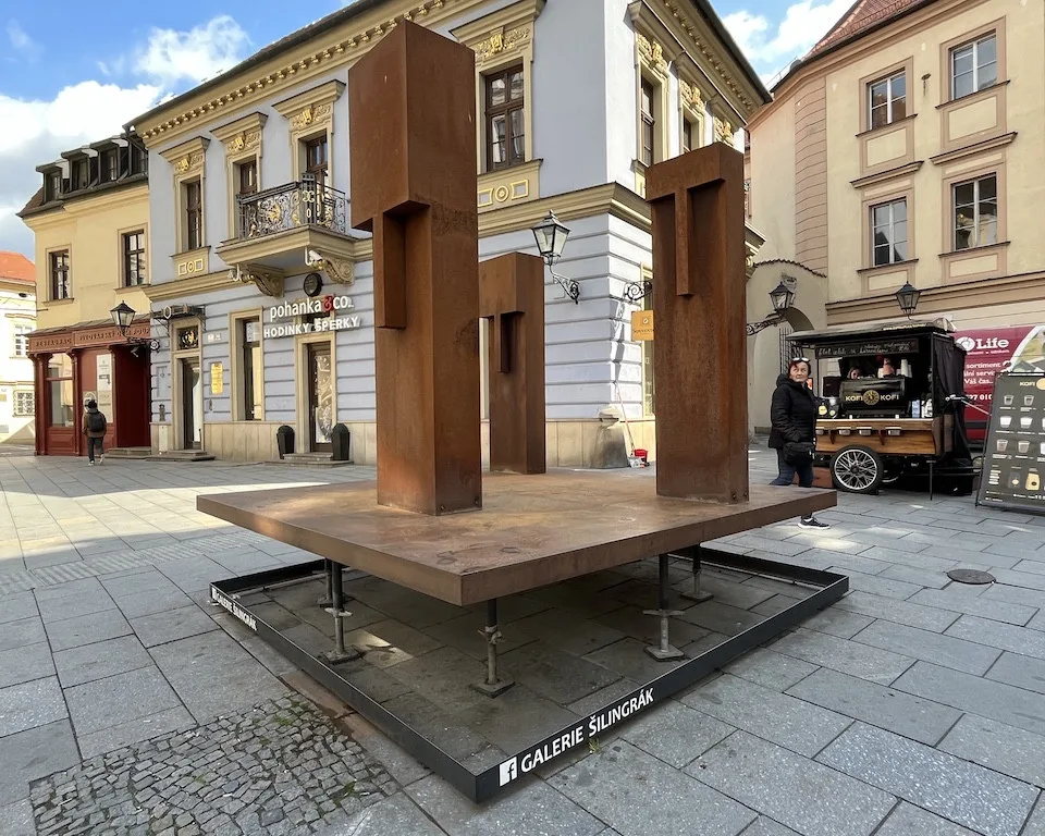 Centrum Brna má nové ochránce, ocelové sousoší Strážci zdobí Šilingrovo náměstí