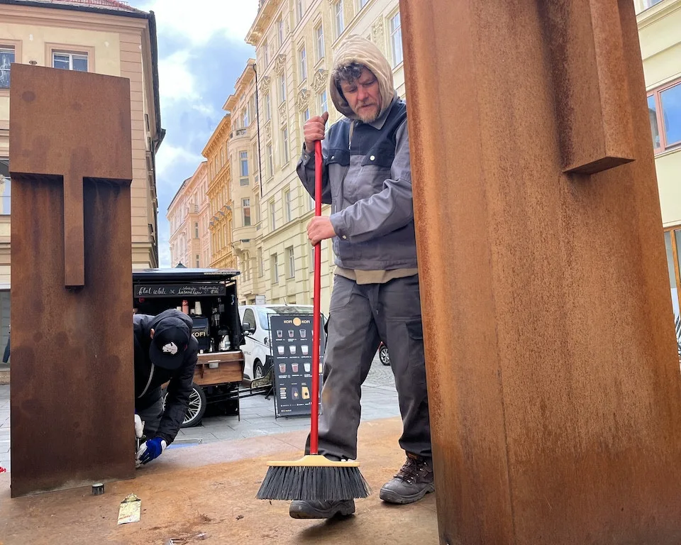 Centrum Brna má nové ochránce, ocelové sousoší Strážci zdobí Šilingrovo náměstí