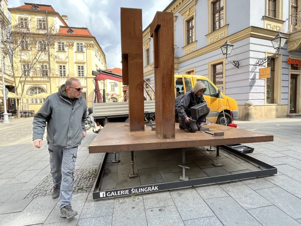 Centrum Brna má nové ochránce, ocelové sousoší Strážci zdobí Šilingrovo náměstí