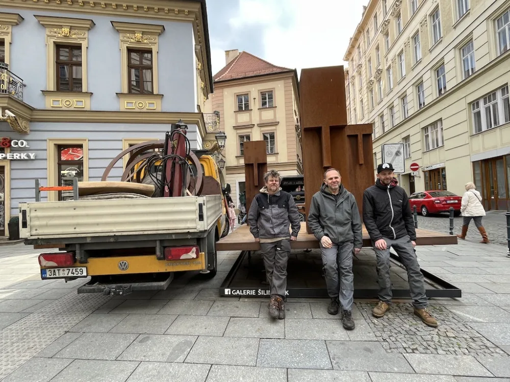 Centrum Brna má nové ochránce, ocelové sousoší Strážci zdobí Šilingrovo náměstí